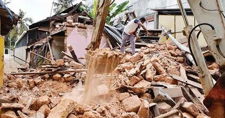 കോഴിക്കോട് കല്ലായിൽ അപകടാവസ്ഥയിലായിരുന്ന കെട്ടിടം തകർന്നു; കോർപ്പറേഷൻ നേതൃത്വത്തിൽ പൊളിച്ചുനീക്കൽ തുടങ്ങി