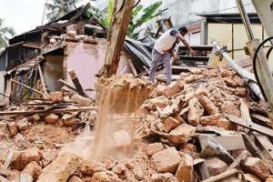 കോഴിക്കോട് കല്ലായിൽ അപകടാവസ്ഥയിലായിരുന്ന കെട്ടിടം തകർന്നു; കോർപ്പറേഷൻ നേതൃത്വത്തിൽ പൊളിച്ചുനീക്കൽ തുടങ്ങി