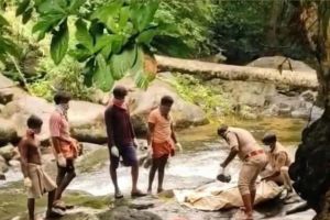 ദുർഗന്ധം വ്യാപിച്ചതോടെ വീണ്ടും തിരച്ചിലുമായി നാട്ടുകാർ; ദിവസങ്ങൾക്ക് മുൻപ് കാണാതായ വയോധികന്റെ മൃതദേഹം ജീർണിച്ച നിലയിൽ
