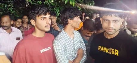 വിലങ്ങാട് വനത്തിൽ വഴിതെറ്റി കുടുങ്ങിയ മൂന്ന് യുവാക്കളെ നാലുമണിക്കൂറുകളുടെ പരിശ്രമത്തിനൊടുവിൽ രക്ഷപ്പെടുത്തി