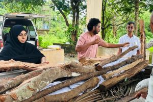 മതസൗഹാർദ്ദത്തിന്റെ ഉദാത്ത മാതൃക; ഉറ്റവർ കൈയൊഴിഞ്ഞ നാരായണന് മകളുടെ സ്ഥാനത്ത് നിന്ന് ചിതകൊളുത്തി ഇർഫാന ഇഖ്ബാൽ