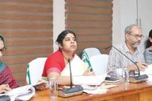 വികസനപ്രവൃത്തികളുടെ മെല്ലെപ്പോക്കിന് പരിഹാരം വേണം: എം.എൽ.എ.മാർ