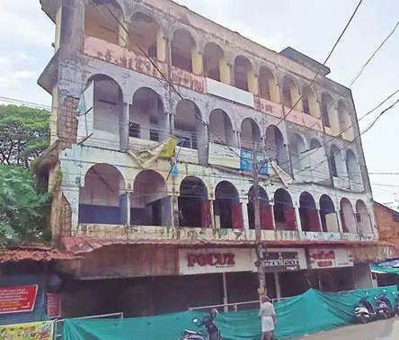 അപായ ഭീഷണിയുയർത്തിയ പഞ്ചായത്ത് ഷോപ്പിങ് കോംപ്ലക്‌സ് കെട്ടിടം പൊളിക്കാൻ തുടങ്ങി