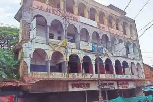 അപായ ഭീഷണിയുയർത്തിയ പഞ്ചായത്ത് ഷോപ്പിങ് കോംപ്ലക്‌സ് കെട്ടിടം പൊളിക്കാൻ തുടങ്ങി
