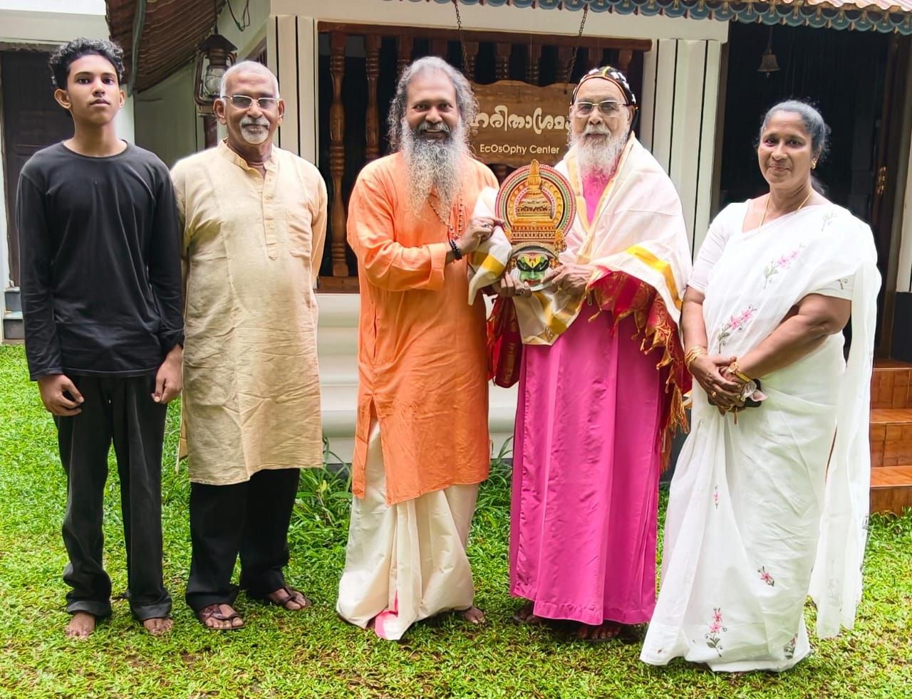 ക്ലിമ്മീസ് തിരുമേനിയെ 'ഹരിതാശ്രമം' മണ്ണുമര്യാദ ഗുരുകുലം ആദരിച്ചു