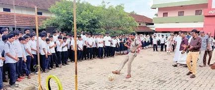കുട്ടമ്പൂർ സ്കൂളിൽ ലഹരിവിരുദ്ധ സന്ദേശവുമായി 'ഗോൾവർഷം'