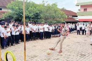 കുട്ടമ്പൂർ സ്കൂളിൽ ലഹരിവിരുദ്ധ സന്ദേശവുമായി 'ഗോൾവർഷം'