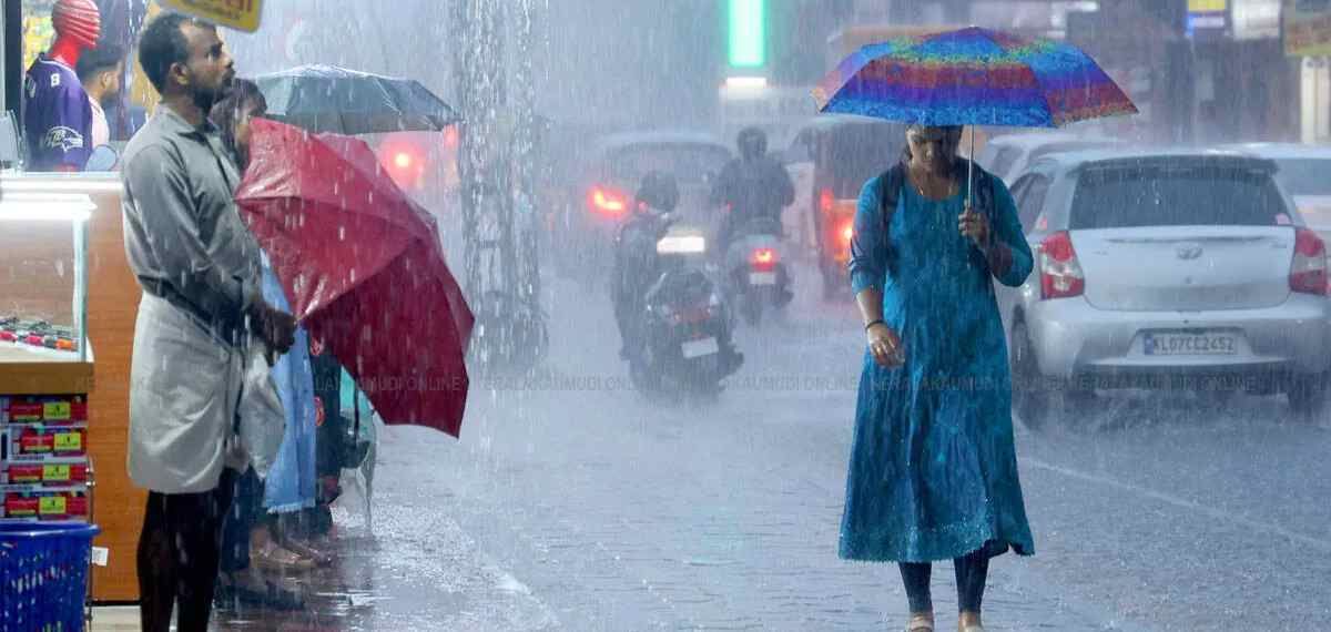 സംസ്ഥാനത്ത് വ്യാപക മഴ തുടരും; കോഴിക്കോട് ഉൾപ്പെടെ 3 ജില്ലകളിൽ ഓറഞ്ച് അലേർട്ട്, ഇടിമിന്നൽ ജാഗ്രത