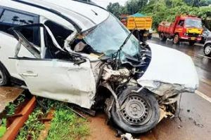 എടവണ്ണ - കൊയിലാണ്ടി സംസ്ഥാന പാതയിൽ കാറും ലോറിയും കൂട്ടിയിടിച്ച് അപകടം; രണ്ടുപേർക്ക് പരിക്ക്