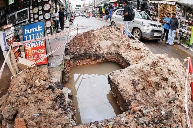 മിഠായിത്തെരുവിൽ പെട്ടെന്ന് പ്രത്യക്ഷപ്പെട്ട കുഴി; വ്യാപാരികളും യാത്രക്കാരും ദുരിതത്തിൽ