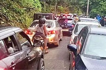 കക്കയം-കരിയാത്തുംപാറ റോഡിൽ രൂക്ഷമായ ഗതാഗതക്കുരുക്ക്; അശാസ്ത്രീയ പാർക്കിങ്ങും സുരക്ഷാവീഴ്ചയും വിനോദസഞ്ചാരികളെയും നാട്ടുകാരെയും വലയ്ക്കുന്നു
