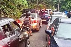 കക്കയം-കരിയാത്തുംപാറ റോഡിൽ രൂക്ഷമായ ഗതാഗതക്കുരുക്ക്; അശാസ്ത്രീയ പാർക്കിങ്ങും സുരക്ഷാവീഴ്ചയും വിനോദസഞ്ചാരികളെയും നാട്ടുകാരെയും വലയ്ക്കുന്നു
