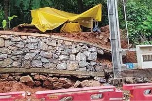 റോഡ് പണിയെ തുടർന്ന് നിർമിച്ച മതിൽ ഇടിഞ്ഞുവീണു; കുഴൽക്കിണറും പമ്പ്ഹൗസും തകർന്നു, വൻ നാശനഷ്ടം