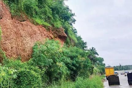പാലോളിപ്പാലം-മൂരാട് റീച്ചിൽ കടുത്ത മണ്ണിടിച്ചിൽ ഭീഷണി: സംരക്ഷണഭിത്തി നിർമിക്കാതെ കരാർ കമ്പനി മടങ്ങി