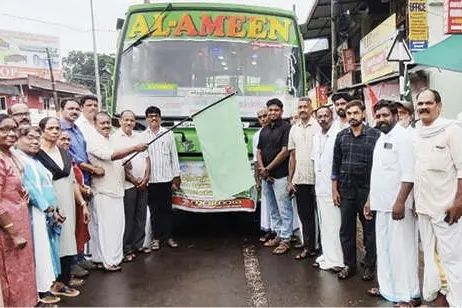 പുതിയ ബസിന്റെ ആദ്യദിന കളക്ഷൻ 'നവധാര' പാലിയേറ്റീവ് കെയറിന് നൽകി മാതൃകയായി കടലുണ്ടിയിലെ ബസ് ജീവനക്കാരും ഉടമയും