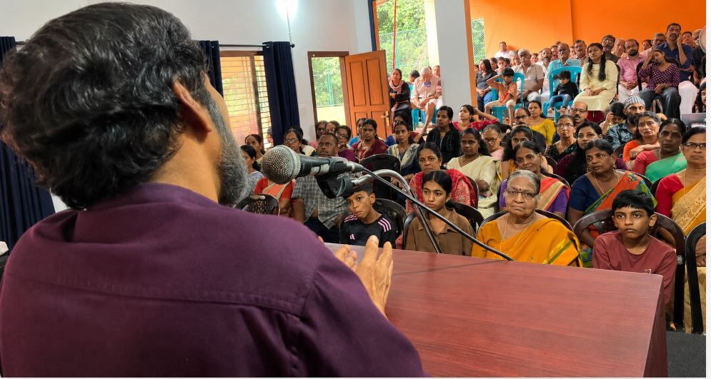തട്ടോളിക്കര യുവധാര കലാവേദി ഫിലിം സൊസൈറ്റിക്ക് മിനി തിയറ്റർ; സത്യജിത് റേ ചിത്രപ്രദർശനത്തോടെ ഉദ്ഘാടനം