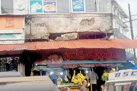 അപകടഭീഷണിയിൽ വടകര നഗരസഭാ കെട്ടിടങ്ങൾ; അറ്റകുറ്റപ്പണി വൈകുന്നതിൽ പ്രതിഷേധം