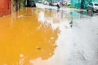 അറ്റകുറ്റപ്പണിയില്ല; നാദാപുരം എയർപോർട്ട് റോഡിൽ ഓവുചാലുകൾ അടഞ്ഞ് വെള്ളക്കെട്ട് രൂക്ഷം