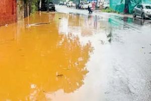 അറ്റകുറ്റപ്പണിയില്ല; നാദാപുരം എയർപോർട്ട് റോഡിൽ ഓവുചാലുകൾ അടഞ്ഞ് വെള്ളക്കെട്ട് രൂക്ഷം