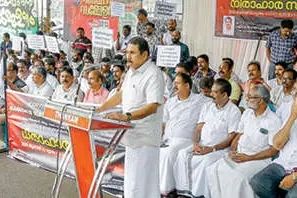 പ്രിയദർശിനി പദ്ധതി: സാമ്പത്തിക പ്രതിസന്ധിക്കെതിരെ കളക്ടറേറ്റ് മാർച്ചും നിരാഹാരവുമായി ബസ്സുടമകൾ