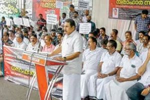 പ്രിയദർശിനി പദ്ധതി: സാമ്പത്തിക പ്രതിസന്ധിക്കെതിരെ കളക്ടറേറ്റ് മാർച്ചും നിരാഹാരവുമായി ബസ്സുടമകൾ