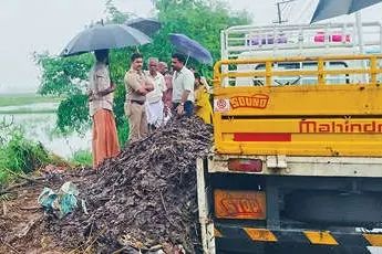 പാതയോരത്ത് തള്ളിയ മാലിന്യം പഞ്ചായത്ത് അധികൃതർ തിരികെയെടുപ്പിച്ചു; മനക്കൊടിയിൽ നാടകീയ രംഗങ്ങൾ