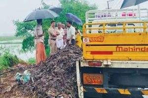 പാതയോരത്ത് തള്ളിയ മാലിന്യം പഞ്ചായത്ത് അധികൃതർ തിരികെയെടുപ്പിച്ചു; മനക്കൊടിയിൽ നാടകീയ രംഗങ്ങൾ