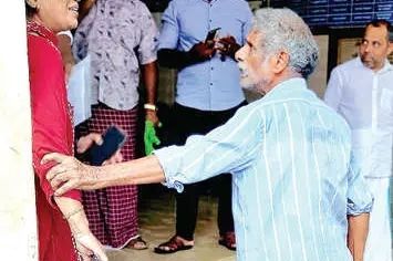തിരൂർ നഗരസഭയിൽ പരാതിക്കാരൻ വനിതാ കൗൺസിലർക്കുനേരേ കത്തിവീശി