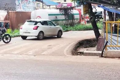 യാത്രക്കാർ ശ്രദ്ധിക്കുക; ആറുവരിപ്പാത അഴിഞ്ഞിലം ജങ്ഷനിൽ അപകടം പതിയിരിക്കുന്നു