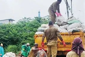 ഇവരും മനുഷ്യരല്ലേ; കോഴിക്കോട് സെൻട്രൽ മാർക്കറ്റിലെ മാലിന്യക്കൂമ്പാരവും ബയോഗ്യാസ് പ്ലാന്റുകളുടെ തകർച്ചയും ശുചീകരണത്തൊഴിലാളികളെ ദുരിതത്തിലാക്കുന്നു