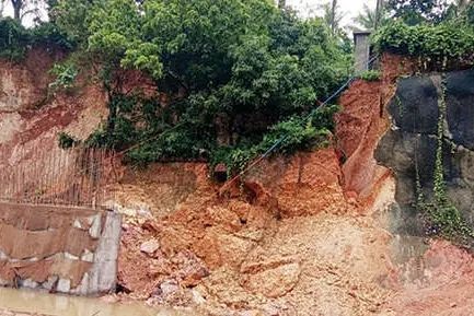 മുക്കാളിയിൽ വീണ്ടും മണ്ണിടിച്ചിൽ: വീടുകൾ അപകടഭീഷണിയിൽ, കുടുംബങ്ങളെ മാറ്റിപ്പാർപ്പിച്ചു