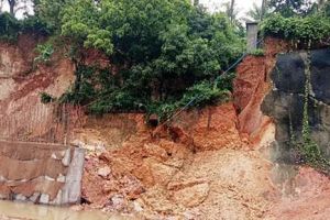 മുക്കാളിയിൽ വീണ്ടും മണ്ണിടിച്ചിൽ: വീടുകൾ അപകടഭീഷണിയിൽ, കുടുംബങ്ങളെ മാറ്റിപ്പാർപ്പിച്ചു