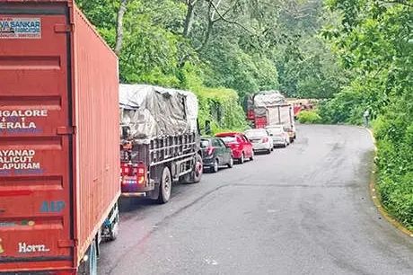 താമരശ്ശേരി ചുരത്തിൽ കണ്ടെയ്‌നർ ലോറി കുടുങ്ങി; മണിക്കൂറുകളോളം അതിരൂക്ഷമായ ഗതാഗതക്കുരുക്ക്