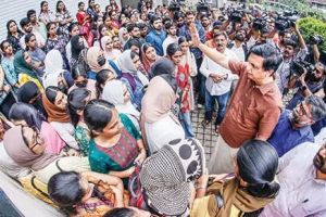 തൊഴിൽനിയമങ്ങളെ കാറ്റിൽപ്പറത്തി ജീവനക്കാരെ പിരിച്ചുവിട്ടു; വെസ്റ്റ്ഹിൽ കോറോ ഹെൽത്ത് ഓഫീസിന് മുന്നിൽ ജീവനക്കാരുടെ പ്രതിഷേധം