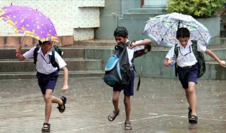 കനത്ത മഴയും റെഡ് അലർട്ടും; കോഴിക്കോട് ജില്ലയിലെ വിദ്യാഭ്യാസ സ്ഥാപനങ്ങൾക്ക് നാളെ അവധി
