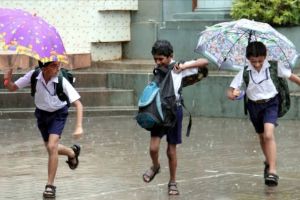 കനത്ത മഴയും റെഡ് അലർട്ടും; കോഴിക്കോട് ജില്ലയിലെ വിദ്യാഭ്യാസ സ്ഥാപനങ്ങൾക്ക് നാളെ അവധി