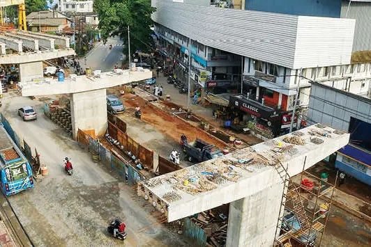 ചെറുവണ്ണൂർ മേൽപ്പാലം നിർമാണം ഇഴഞ്ഞുനീങ്ങുന്നു; ദുരിതമൊഴിയാതെ യാത്രക്കാരും നാട്ടുകാരും