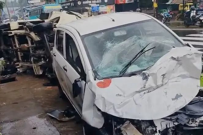 കൊയിലാണ്ടി – താമരശ്ശേരി സംസ്ഥാനപാതയിൽ കാറും ഗുഡ്‌സ് വാനും കൂട്ടിയിടിച്ച് അപകടം; രണ്ടുപേർക്ക് പരിക്ക്