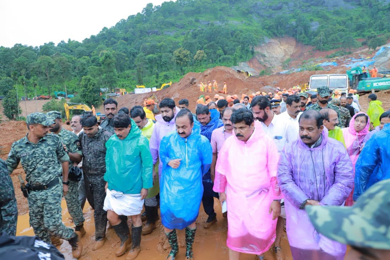 മേപ്പാടിയിൽ മുഖ്യമന്ത്രി; ദുരിതാശ്വാസ ക്യാമ്പിലുള്ളവരേയും ചികിത്സയിലുള്ളവരേയും സന്ദർശിച്ചു
