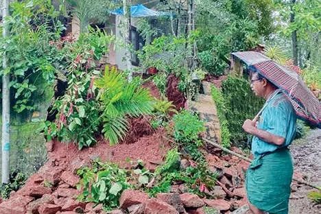 വളയത്തും കല്ലാച്ചിയിലും മിന്നൽച്ചുഴലി: വടകര താലൂക്കിൽ വ്യാപകനാശനഷ്ടം, 17 വീടുകൾ തകർന്നു