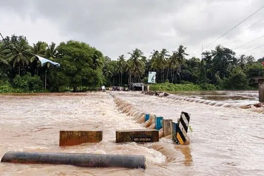 കനത്ത മഴയിൽ മണ്ണാർക്കാട് താലൂക്കിൽ മലവെള്ളപ്പാച്ചിൽ; പുഴകൾ കരകവിഞ്ഞു, കണ്ണംകുണ്ട് പാലം മുങ്ങി