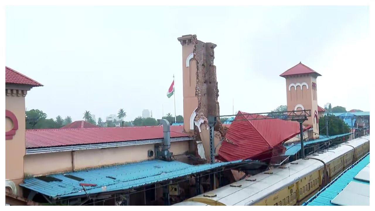 കോഴിക്കോട് റെയിൽവേസ്‌റ്റേഷനിൽ ക്ലോക്ക് ടവർ തകർന്നുവീണു, ഒഴിവായത് വൻ ദുരന്തം