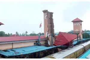 കോഴിക്കോട് റെയിൽവേസ്‌റ്റേഷനിൽ ക്ലോക്ക് ടവർ തകർന്നുവീണു, ഒഴിവായത് വൻ ദുരന്തം