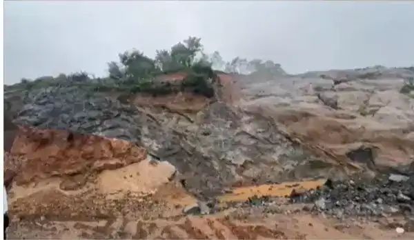 കക്കാടംപൊയിലിൽ അപകടഭീഷണിയുയർത്തിയ സ്വകാര്യ ക്വാറിക്ക് സ്റ്റോപ്പ് മെമ്മോ; കൂറ്റൻ മൺകൂന നീക്കാൻ നിർദേശം