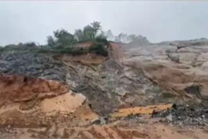 കക്കാടംപൊയിലിൽ അപകടഭീഷണിയുയർത്തിയ സ്വകാര്യ ക്വാറിക്ക് സ്റ്റോപ്പ് മെമ്മോ; കൂറ്റൻ മൺകൂന നീക്കാൻ നിർദേശം