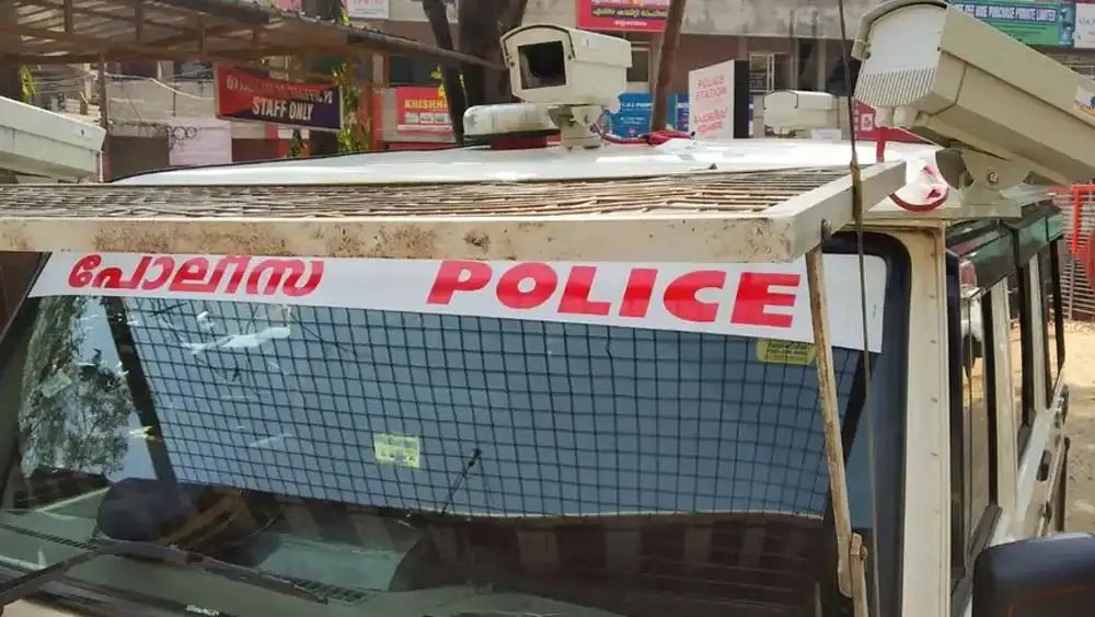 കുടുംബവഴക്കിനിടെ വധശ്രമം: ഭാര്യ മരിച്ചെന്ന് കരുതി സ്റ്റേഷനിലെത്തിയ ഭർത്താവ് അറസ്റ്റിൽ; സമയോചിത ഇടപെടലിലൂടെ വീട്ടമ്മയെ രക്ഷിച്ച് പൊലീസ്
