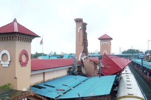 കോഴിക്കോട് റെയിൽവേ സ്റ്റേഷനിൽ യാത്രാക്ലേശം രൂക്ഷമായേക്കും; തകർന്നുവീണ ക്ലോക്ക് ടവറിന്റെ ബാക്കി ഭാഗങ്ങൾ നീക്കാനുള്ള ശ്രമം തുടരുന്നു; പ്ലാറ്റ്‌ഫോമുകളിൽ മാറ്റം