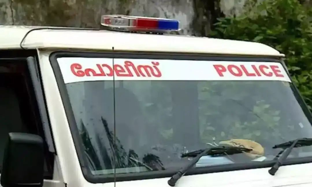 താമരശ്ശേരിയിൽ പോലീസ് ഉദ്യോഗസ്ഥന്റെ ഫോൺ റോഡിലെറിഞ്ഞ് പൊട്ടിച്ച യുവാവ് അറസ്റ്റിൽ