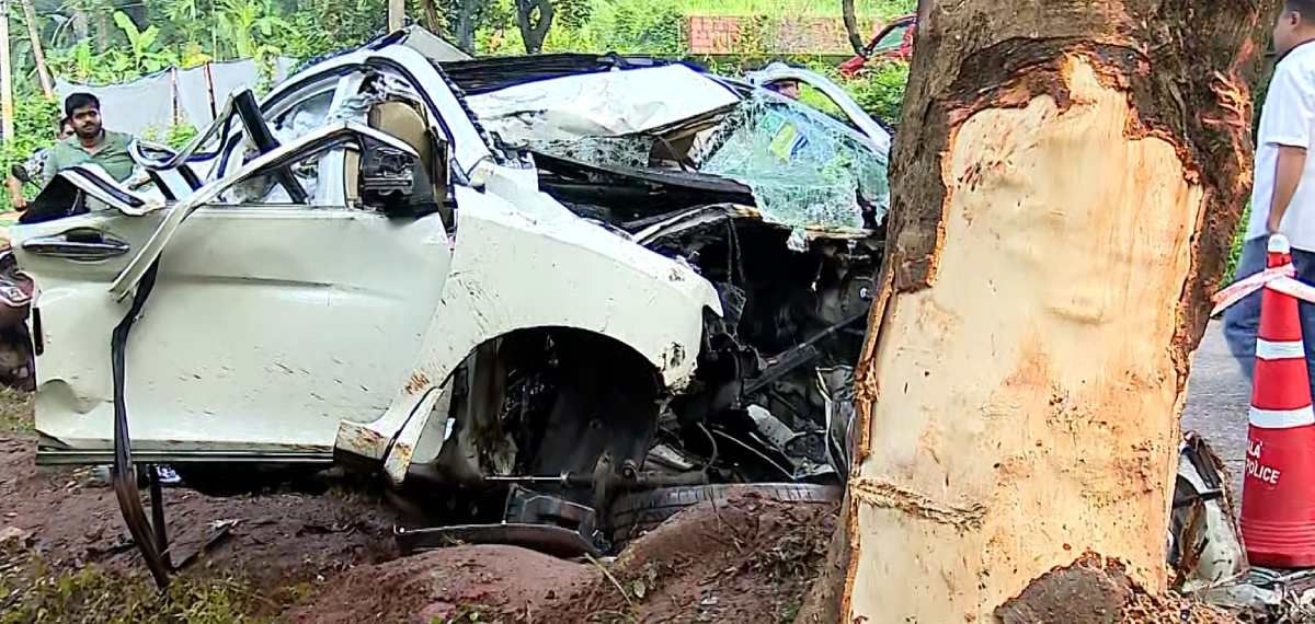 വിവാഹവീട്ടിലേക്ക് മടങ്ങവെ കൂടാളിയിൽ കാർ മരത്തിലിടിച്ച് നാല് യുവാക്കൾക്ക് ദാരുണാന്ത്യം; അപകടം വീടെത്താൻ അരമണിക്കൂർ ശേഷിക്കെ