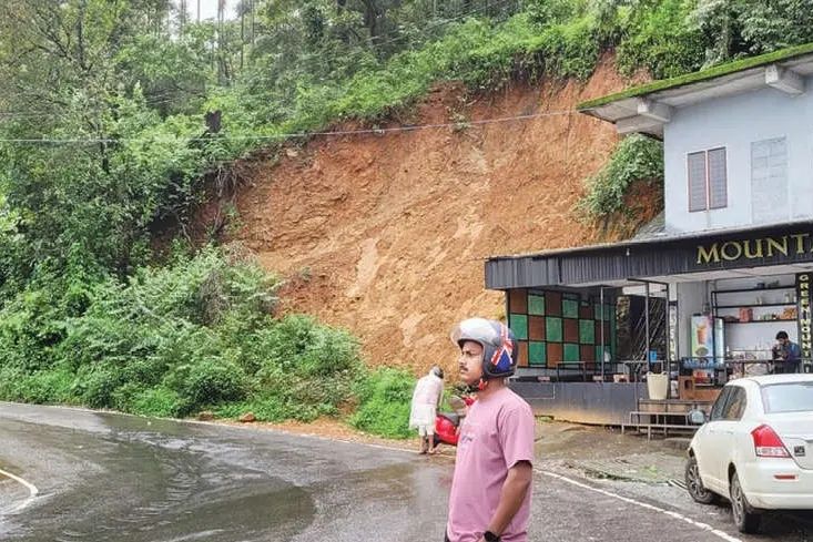 കുറ്റ്യാടിച്ചുരത്തിൽ മണ്ണിടിച്ചിൽ ഭീതി; മലയോര ഹൈവേ നിർമാണവും വലിയ വാഹനങ്ങളുടെ സർവീസും അപകടസാധ്യത കൂട്ടുന്നു